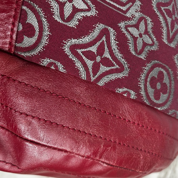 Limited Edition Louis Vuitton Aviator Bordeaux bag - Picture 8 of 14